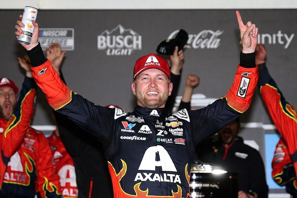 leaders-wreck-in-daytona-500-thriller-as-byron-goes-back-to-back