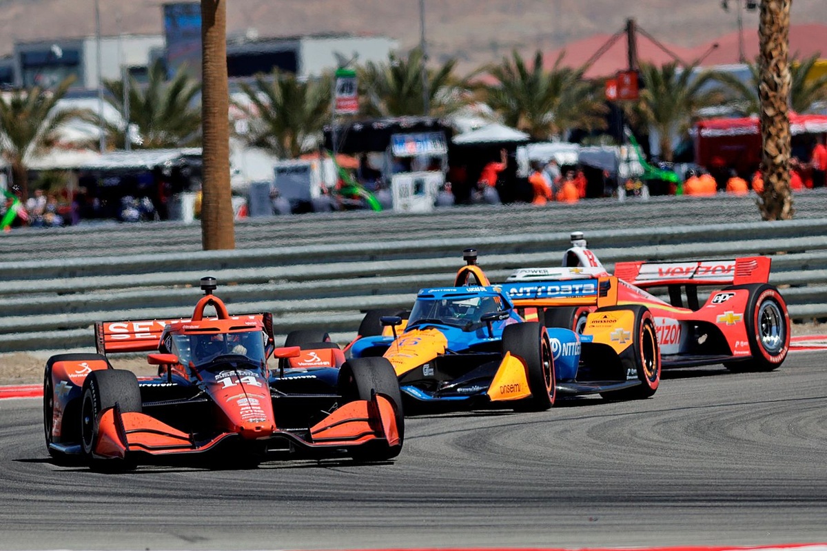 indycar-sees-50%-viewership-drop-on-fox-after-going-head-to-head-with-nascar