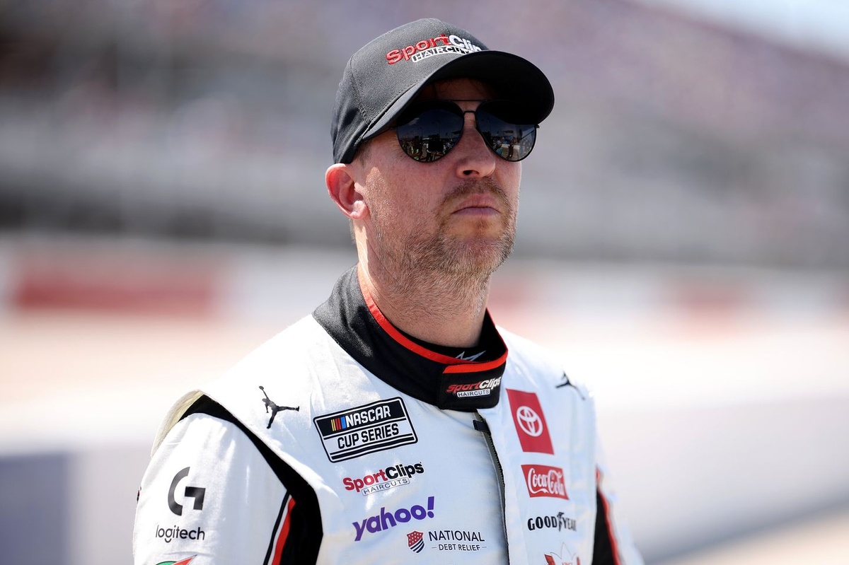 darlington-expert-denny-hamlin-explains-why-"it's-always-good-to-question-your-confidence"