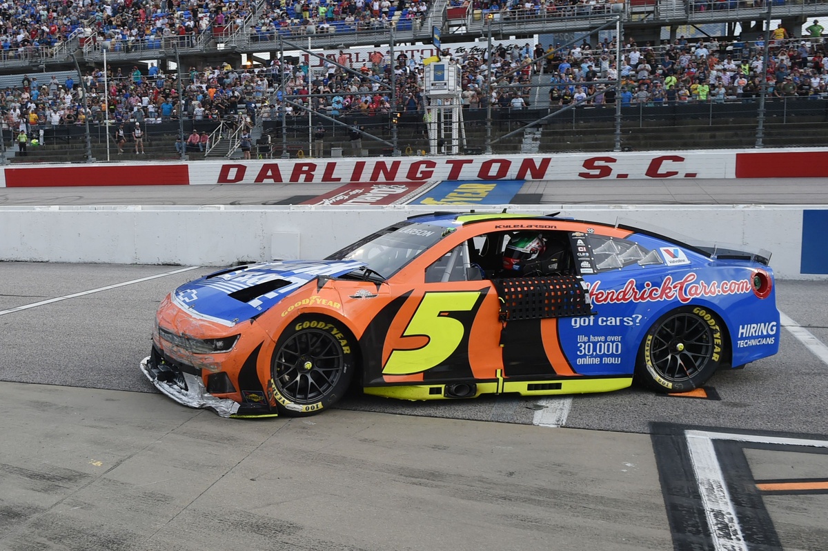 who's-at-fault-in-the-incident-between-bubba-wallace-and-kyle-larson?