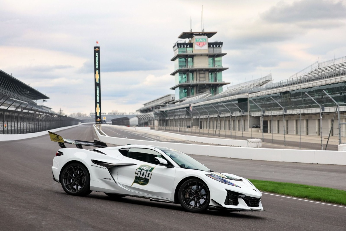 2025-indianapolis-500-chevrolet-corvette-zr1-pace-car-unveiled