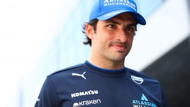 carlos-sainz-"not-surprised”-to-see-lewis-hamilton-struggle-at-ferrari