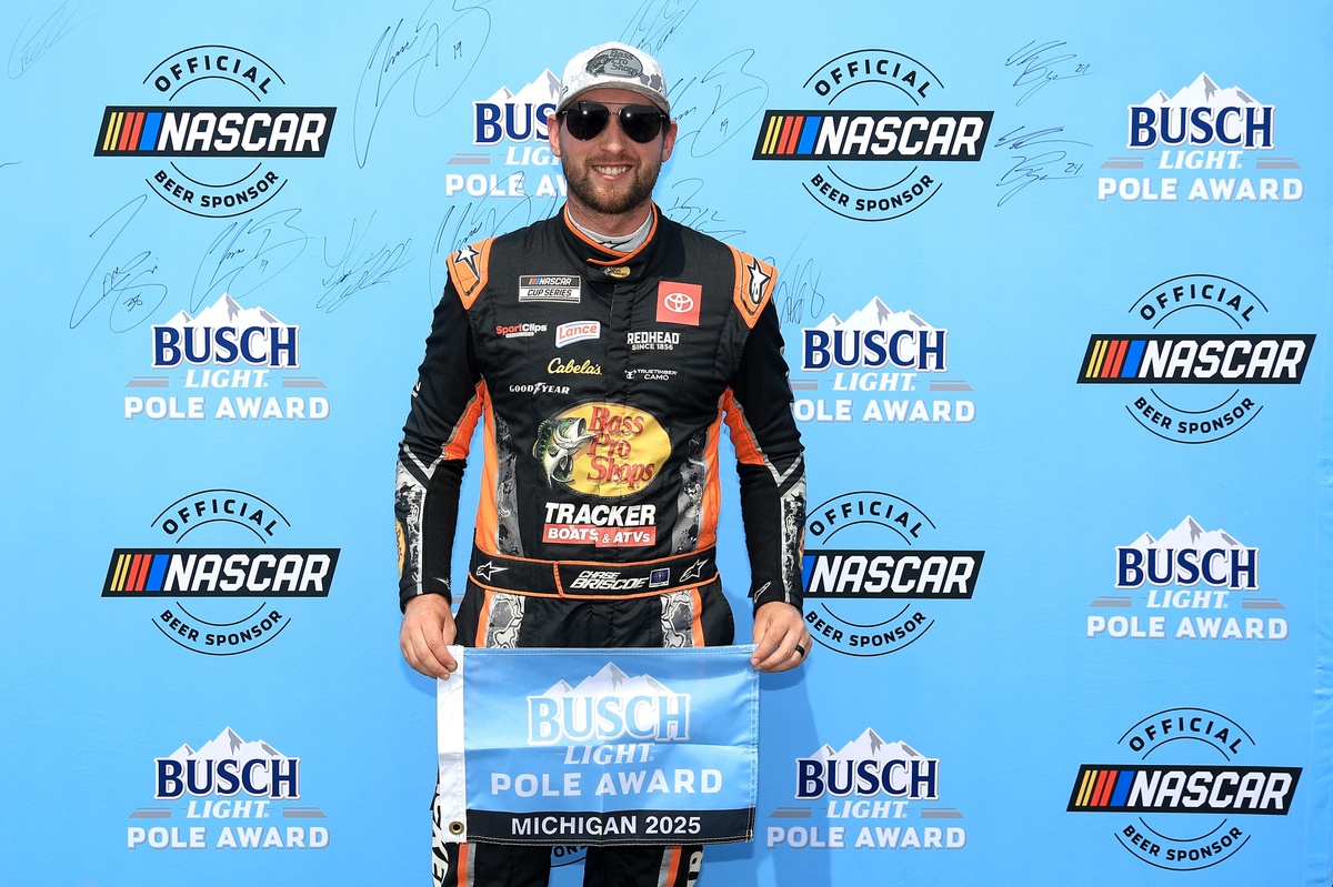 chase-briscoe-earns-third-consecutive-nascar-cup-pole,-beating-kyle-busch