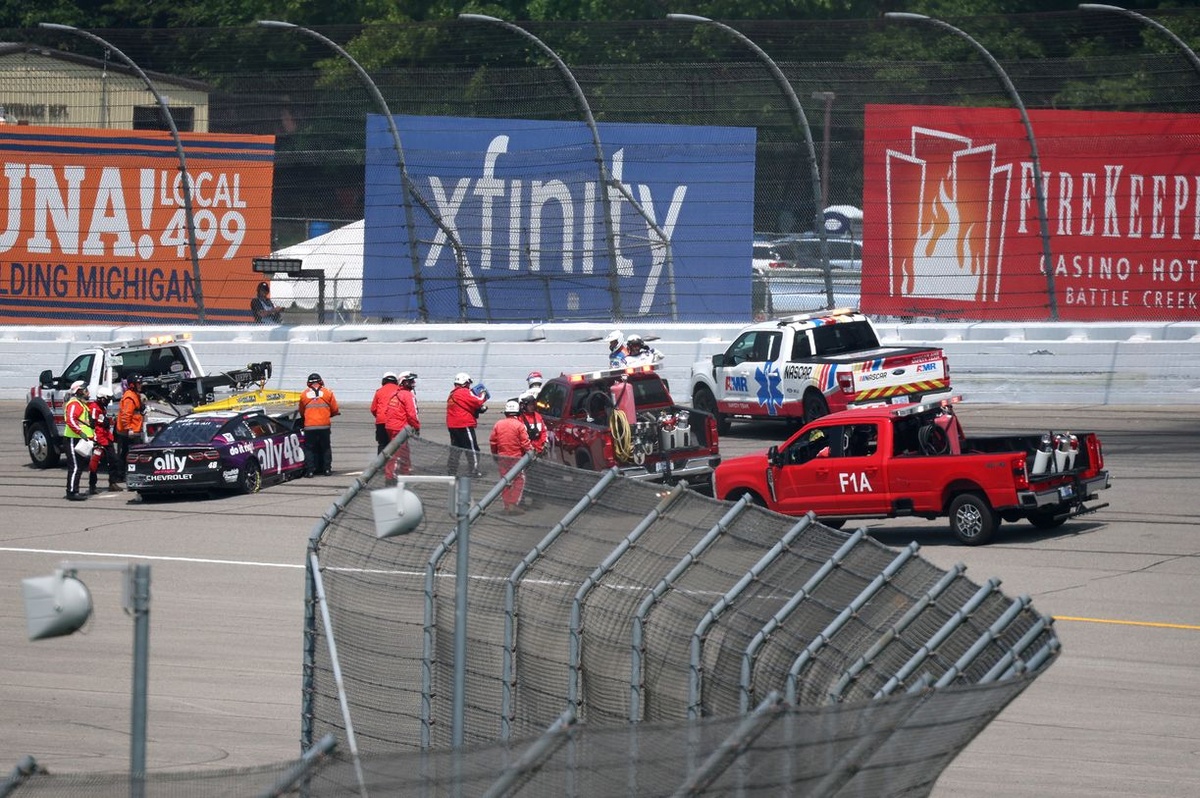 alex-bowman-cleared-to-race-after-crash,-but-anthony-alfredo-will-be-on-standby