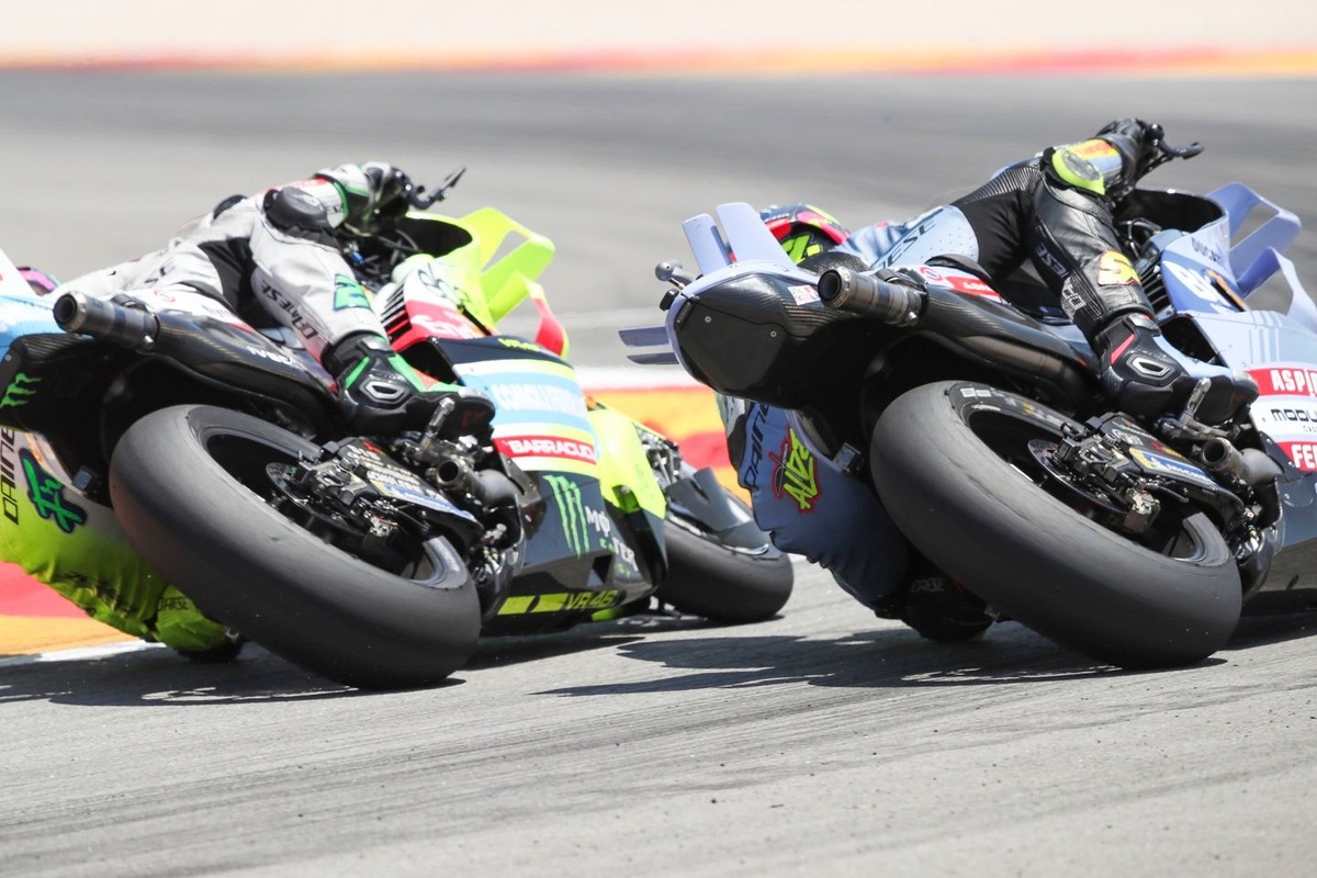 rubbing-elbows-at-200-mph:-see-the-dramatic-dogfight-at-motogp-aragon-gp