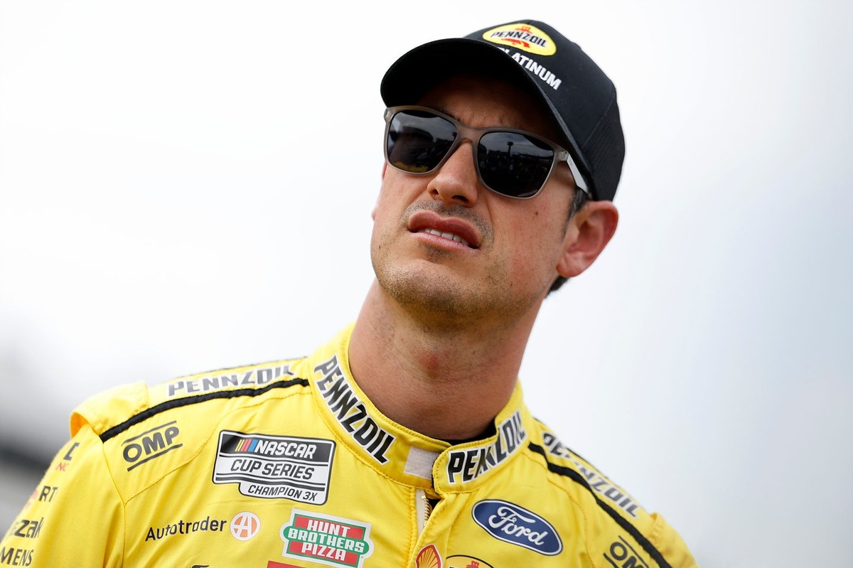 joey-logano-confronts-‘the-melon-man’-after-chicago-smash-up