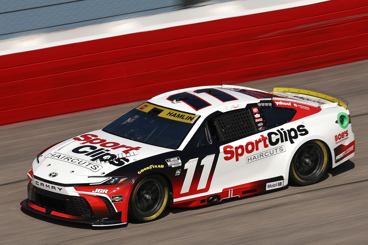 denny-hamlin-earns-southern-500-pole-as-playoff-drivers-dominate