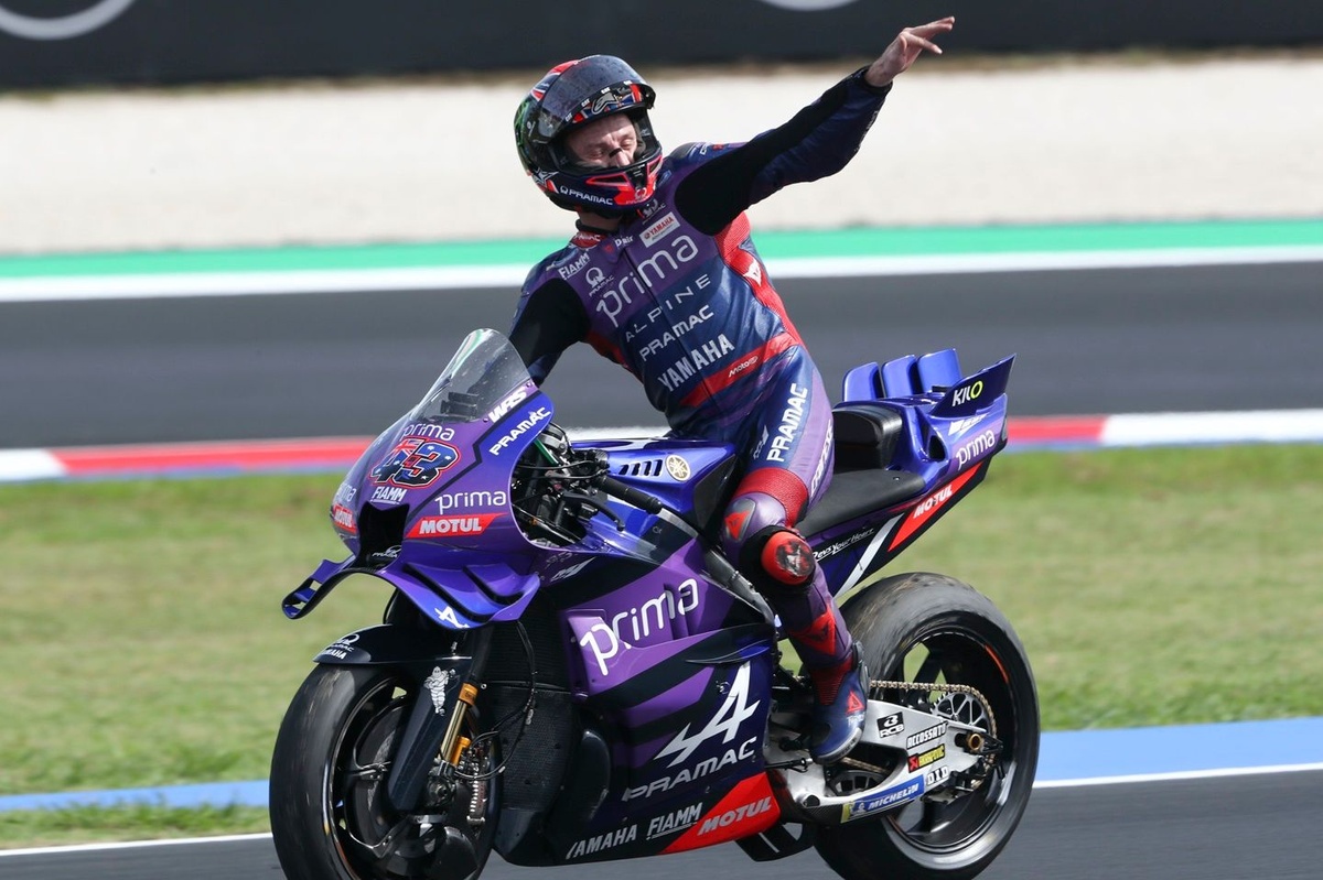 jack-miller-fined-for-riding-the-wrong-way-after-san-marino-gp-to-give-gloves-to-a-fan