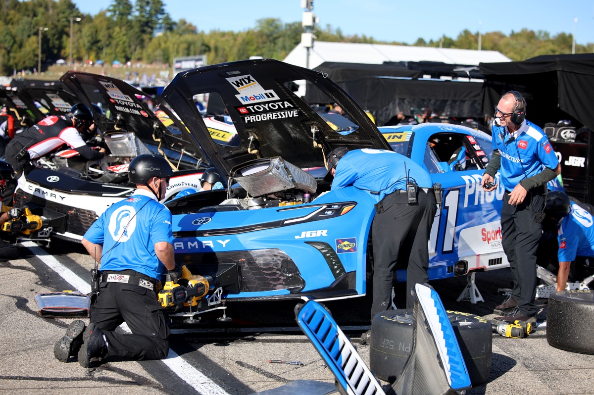 penske-favored-at-new-hampshire-as-playoff-pressure-rises