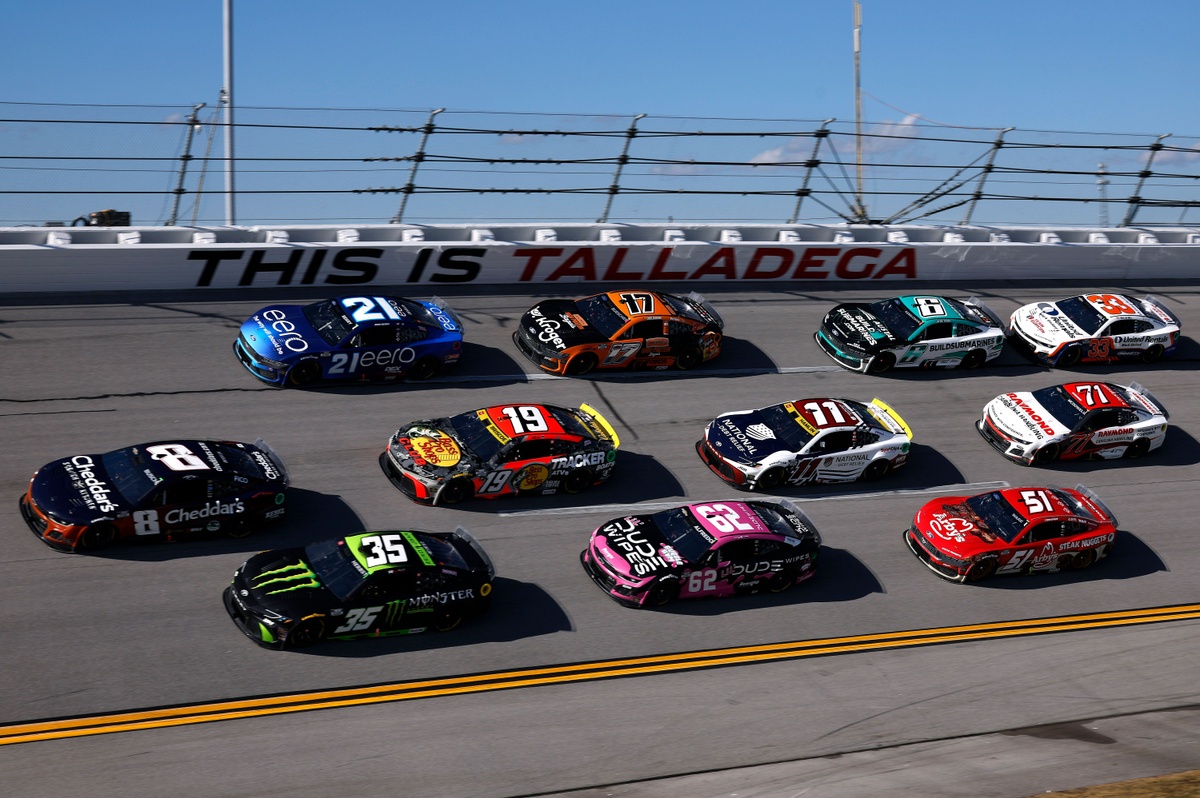 27-different-drivers-led-the-talladega-cup-race,-nearly-toppling-nascar-record