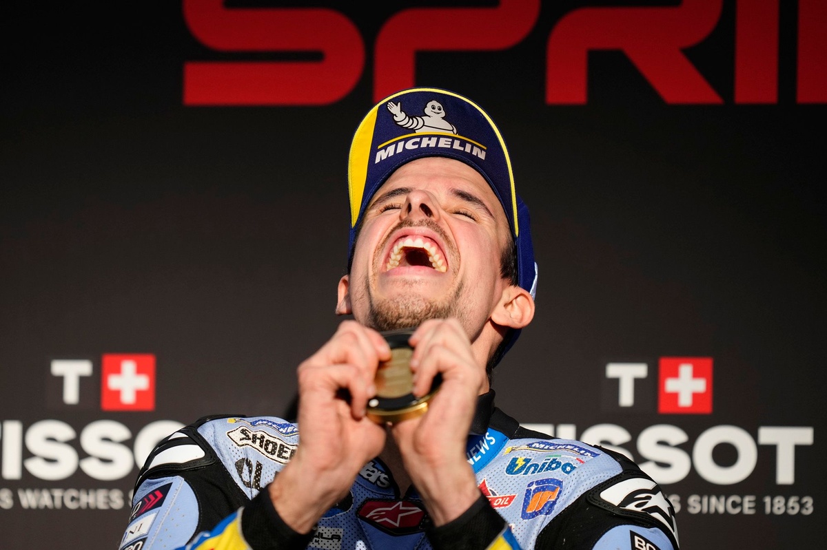 motogp-portuguese-gp:-alex-marquez-shakes-off-pedro-acosta-for-sprint-win