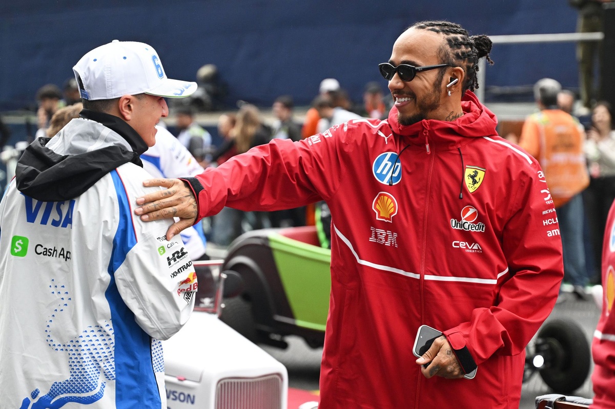lewis-hamilton-calls-out-“older-drivers”-as-he-pledges-support-for-f1-rookies